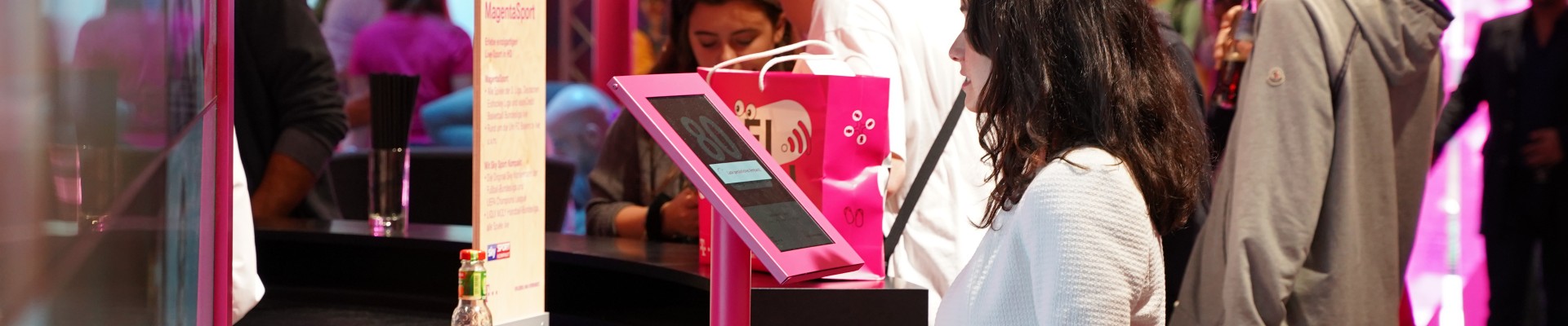 NFC21 develops prototypes for interactive NFC-based trade fair solutions with UDE